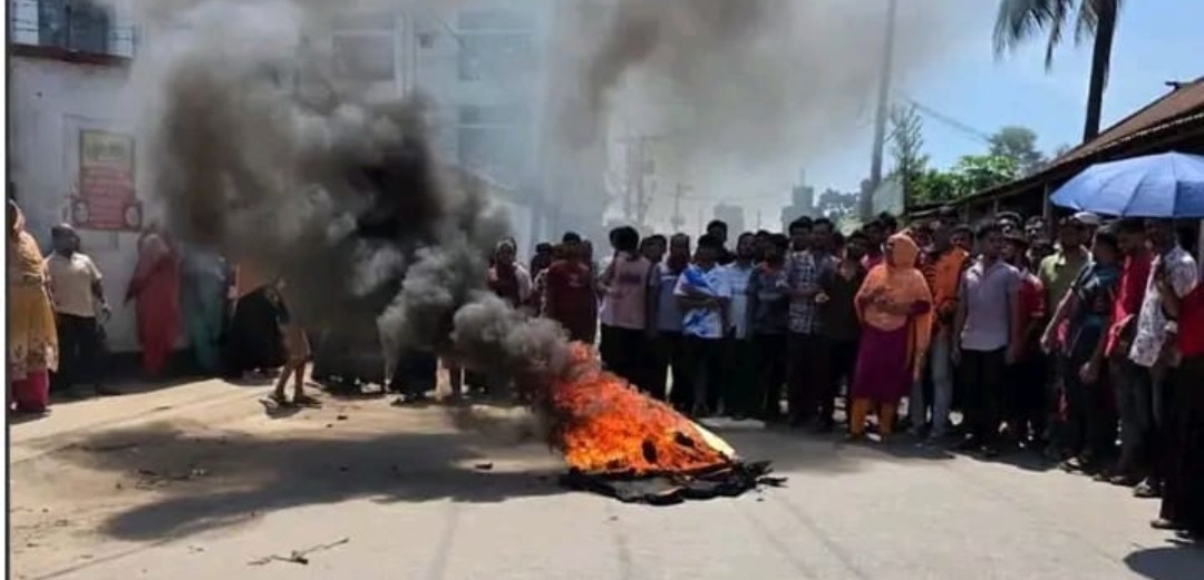 বকেয়া বেতন পরিশোধের দাবিতে হানি ওয়েল গার্মেন্টসের শ্রমিকদের বিক্ষোভ